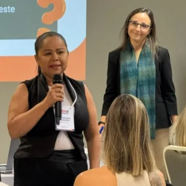 Participante da turma de 2025 falando ao microfone